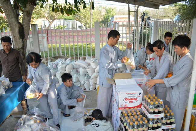 Tây Ninh: Chùa Hoằng Pháp khám bệnh và tặng quà cho người nghèo