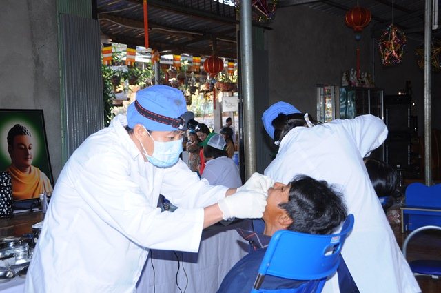 Chùa Liên Hoa thị trấn Kiến Đức tặng quà, khám bệnh cho người nghèo