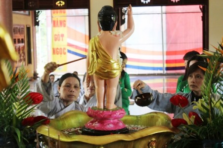  ĐakLak: Chùa Liên Trì tổ chức lễ tắm Phật, cúng dường trai tăng nhân lễ Phật đản