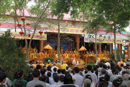 Lễ rót đồng đúc Đại hồng chung tại chùa Minh Châu Gia Lai