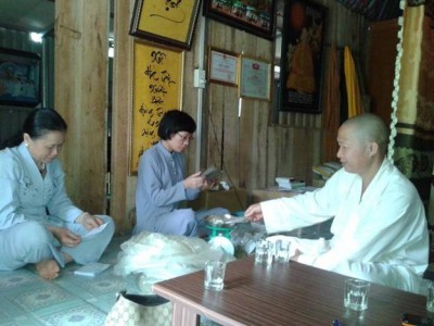 Chùa Nậm Dầu tổ chức phát thuốc nam miễn phí cho người bệnh