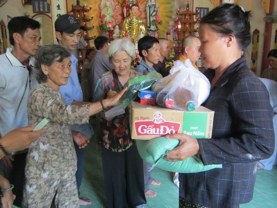 Chùa Phật Ấn tặng quà từ thiện