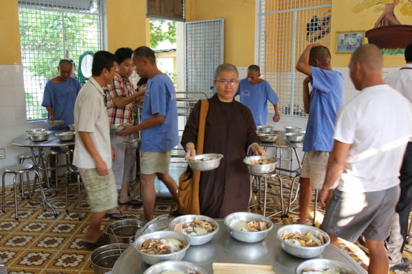 Chùa Phổ Hiền đến với những mảnh đời bất hạnh