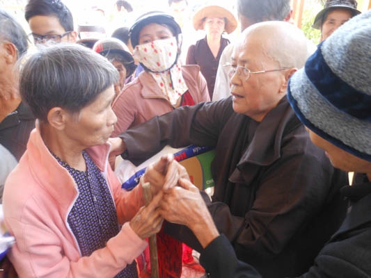 Chùa Phổ Hiền tặng quà từ thiện tại Tiên Phước – Quảng Nam