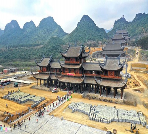 Những ý kiến trái chiều xung quanh việc xây chùa to, tượng lớn