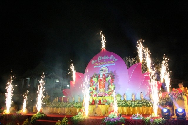 Nam Định: Đêm hoa đăng vía Phật A Di Đà tại chùa Trùng Khánh