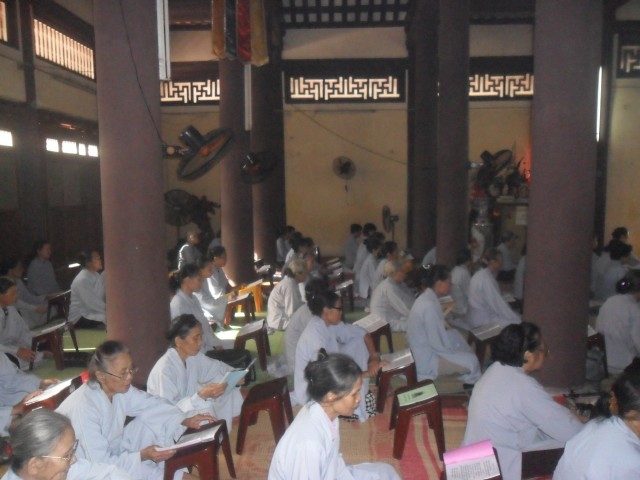 Hơn 100 Phật tử về chùa Từ Xuyên dự ngày tu Bát quan trai 