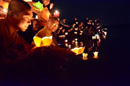 Hà Tĩnh: Chùa Tượng Sơn lung linh đêm hoa đăng vía Phật A Di Đà 