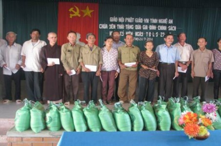 Trao 30 suất quà cho gia đình chính sách