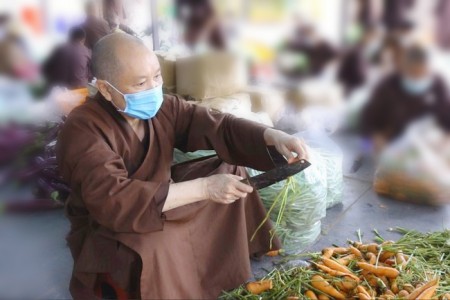 Chùm ảnh Chư tăng ủng hộ rau củ quả đến người dân khó khăn trong mùa dịch Covid