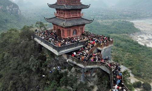 Có hay không mượn báo chí để loại người đi chùa?