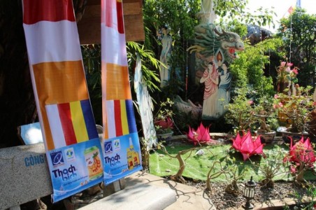  In quảng cáo sản phẩm trên cờ Phật giáo một việc làm phản cảm