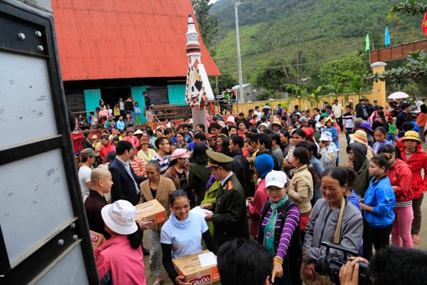 Đà Nẵng: Chùa Bà Đa tặng quà tết cho đồng bào Cơ Tu