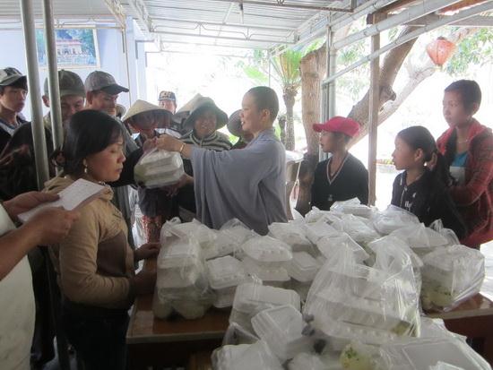 Chùa Mỹ Quang phát cơm chay từ thiện