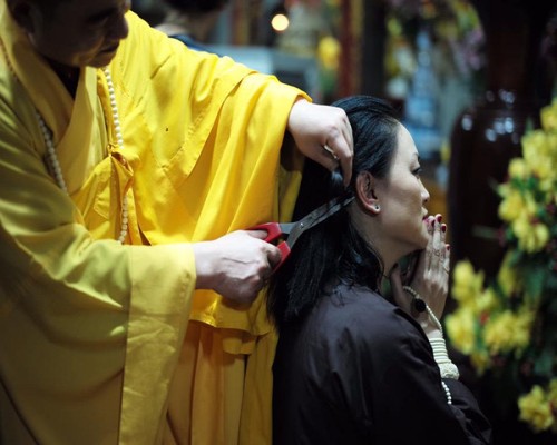 Con gái GS Văn Như Cương xuống tóc, cảm tạ vì bố qua cơn ốm nặng