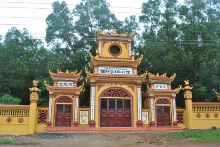 Tam quan tường hoa văn hóa Việt do sư cô Thích Nữ Hương Nhũ tân tạo