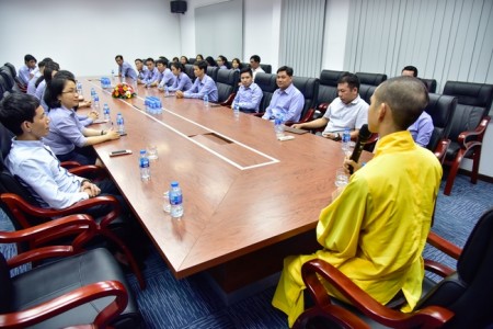 Đại đức Thích Tâm Trọng chia sẻ đạo lý tại chi nhánh Ngân hàng BIDV