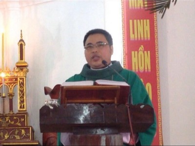 Một linh mục nói trước bàn thờ chúa: ‘chùa chiền thành động quỷ’ (?)