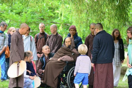 Để đảnh lễ thiền sư Thích Nhất Hạnh trong mùa vu lan báo hiếu 2017 