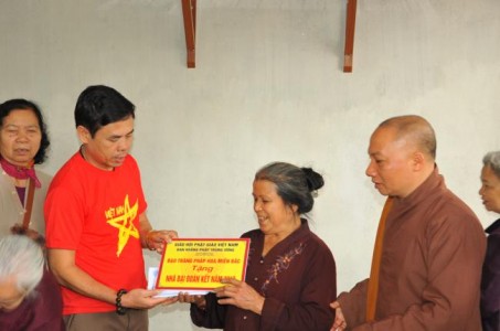 Hà Tĩnh: Đạo tràng Pháp Hoa miền Bắc trao quà từ thiện tổng giá trị hơn 200 triệu đồng