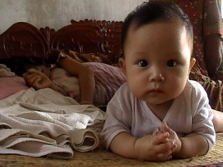 Đau lòng tiếng khóc đứa bé khát sữa mẹ