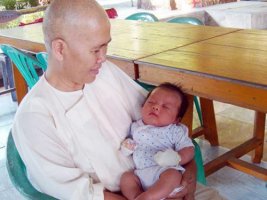 Đồng Nai: Tội nghiệp bé sơ sinh bị mẹ bỏ rơi trong sân chùa