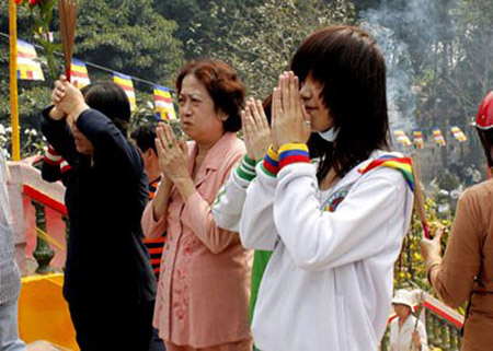 Làm cách nào để khuyên cha mẹ tin Phật pháp biết tu hành ?