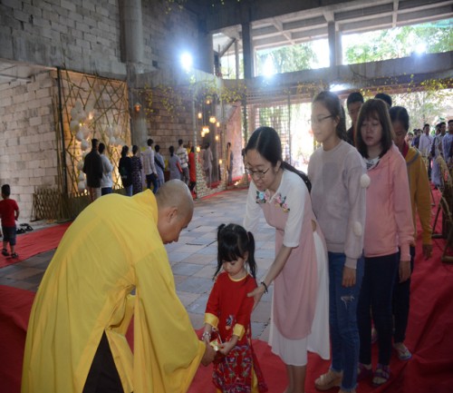 Dòng người chen chân về chùa Hoằng Pháp đón giao thừa xuân Kỷ Hợi