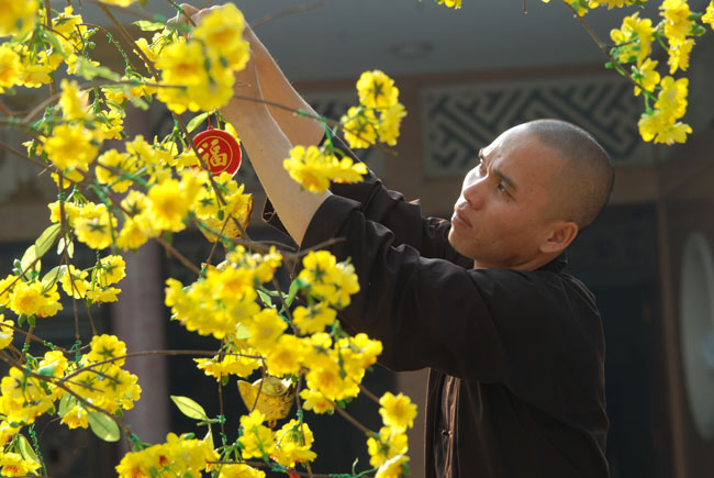 Mùa xuân trong nét đẹp người tu xuất gia và tại gia