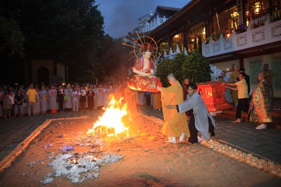 Dư luận bức xúc trước việc châm lửa đốt hình tượng Đức Phật