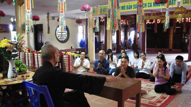 Dâng Kinh cúng dường Đức Pháp Chủ, được nghe bài pháp về giữ giới