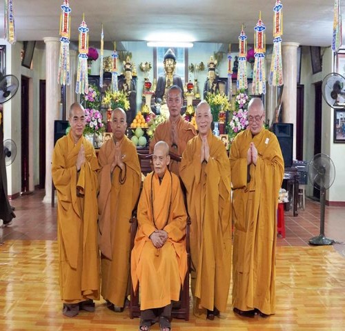 Đại diện BTS GHPGVN Thành phố Hà Nội tạ pháp Đức Pháp Chủ