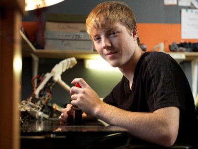 Chàng trai 9X chế tạo thành công cánh tay điều khiển bằng suy nghĩ