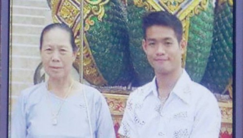 Huấn luyện viên đội bóng đã giúp các em nhỏ trong hang ra sao?