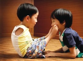 Video: Cảm động  và bài học sâu sắc về cuộc sống  của em bé không tay