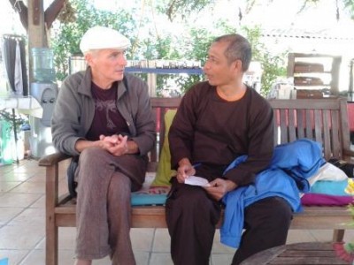 Phật tử Francois bán nhà, vai đeo ba lô, quyết tâm theo Phật