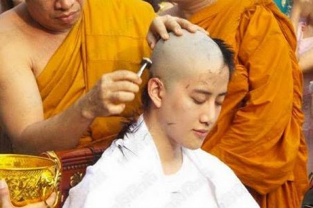 Sốc với hình ảnh nam diễn viên Mike xuống tóc, đi tu