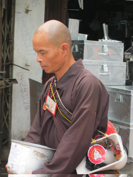 Hà Nội: Loạn sư giả đi xin tiền