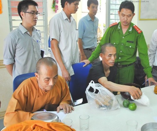 Hai kẻ giả nhà sư lừa bạc triệu trong vài phút  