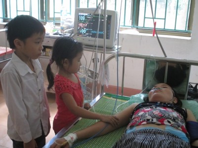 Rơi nước mắt cảnh hai em nhỏ chăm mẹ ung thư trong bệnh viện