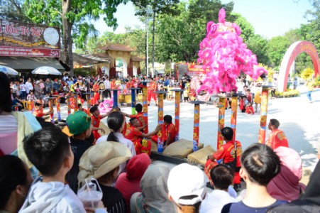 Hàng trăm ngàn người đến chùa lễ Phật nhận sách và lời chúc phúc đầu xuân 