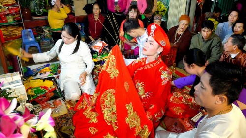 Xem bói, vàng mã và hầu đồng - văn hóa hay lừa đảo?