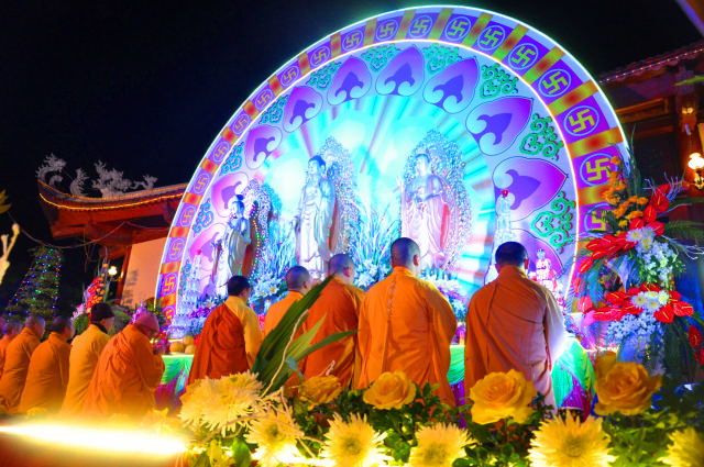 Đại lễ hoa đăng vía Phật A Di Đà tại chùa Ninh Tảo Hà Nam