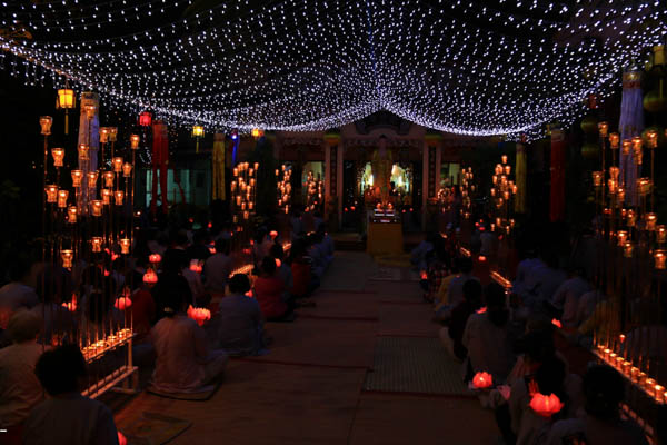 Đà Nẵng: Chùa Pháp Hội tổ chức hoa đăng mừng khánh đản Đức Phật A Di Đà 