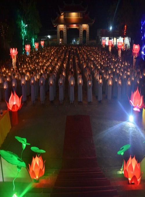 Nghệ An: Hơn 2000 người tham dự pháp hội hoa đăng vía Đức Phật A Di Đà