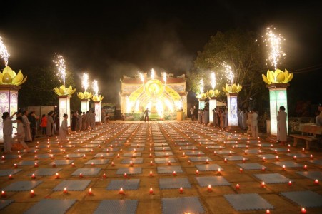 Thanh Hóa: Đêm hội hoa đăng vía Đức Phật A Di Đà tại chùa Đống Cao 