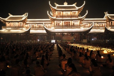 Chùm ảnh: Nghẹn ngào nước mắt đêm hoa đăng khóa tu mùa hè chùa Tam Chúc