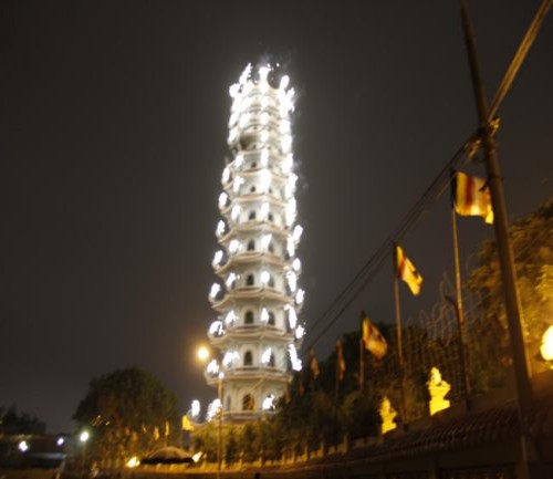 Chùa Bằng: Rực sáng đêm hoa đăng kỷ niệm Phật thành đạo 