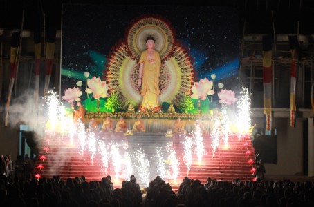 Chùa Cổ Am lung linh đêm hoa đăng vía Phật Di Đà 