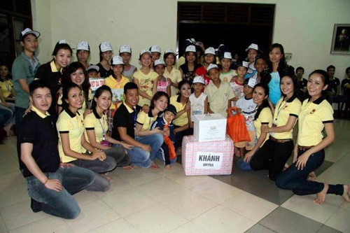 Đoàn hoa hậu làm từ thiện... 1,5 triệu đồng!